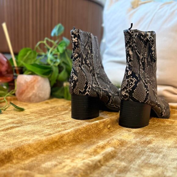 Old-navy Women's Silver and Grey Boots - Picture 5 of 8